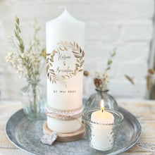 Charger l&#39;image dans la galerie, Hochzeitskerze &quot;Kosima&quot; Boho Blätter Federn - personalisiert
