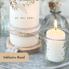 Charger l&#39;image dans la galerie, Hochzeitskerze &quot;Kosima&quot; Boho Blätter Federn - personalisiert
