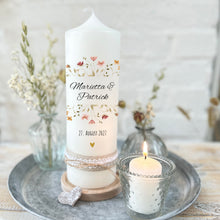 Charger l&#39;image dans la galerie, Hochzeitskerze &quot;Marietta&quot; Blumenkranz Kranz altrosa - personalisiert
