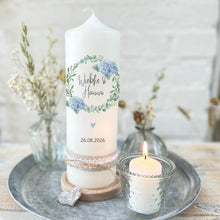 Charger l&#39;image dans la galerie, Hochzeitskerze &quot;Wiebke&quot; Hortensien Eukalyptus rosa - personalisiert
