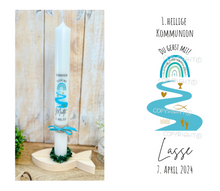 Charger l&#39;image dans la galerie, Kommunionkerze &quot; Du gehst mit - Lasse &quot; Eukalyptus Regenbogen - personalisiert
