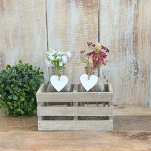 Lade das Bild in den Galerie-Viewer, Vasen Set kleine Glasvasen im Holz-Set mit Herz und Jutekordel
