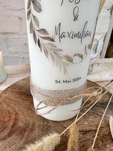 Lade das Bild in den Galerie-Viewer, Hochzeitskerze &quot;Kosima&quot; Boho | Blätter | Federn | beige | braun - personalisiert
