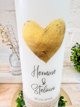 Lade das Bild in den Galerie-Viewer, Hochzeitskerze &quot;Hermine&quot; goldenes Herz - personalisiert
