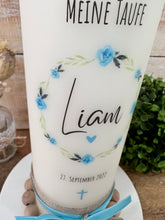Lade das Bild in den Galerie-Viewer, Taufkerze &quot;Liam&quot; Kranz Blumen- personalisiert
