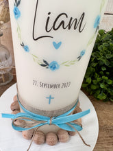 Lade das Bild in den Galerie-Viewer, Taufkerze &quot;Liam&quot; Kranz Blumen- personalisiert
