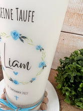Lade das Bild in den Galerie-Viewer, Taufkerze &quot;Liam&quot; Kranz Blumen- personalisiert
