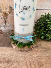 Lade das Bild in den Galerie-Viewer, Taufkerze &quot;Liam&quot; Kranz Blumen- personalisiert
