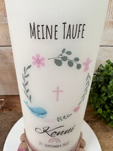 Lade das Bild in den Galerie-Viewer, Taufkerze &quot;Konni&quot; Kranz christliche Symbole - personalisiert
