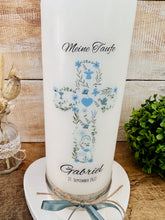 Load image into Gallery viewer, Taufkerze &quot;Gabriel&quot; Kreuz christliche Symbole - personalisiert
