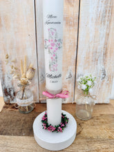 Lade das Bild in den Galerie-Viewer, Kommunionkerze &quot;Michelle&quot; Kreuz | christliche Symbole | Rosa - personalisiert
