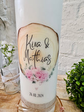 Lade das Bild in den Galerie-Viewer, Hochzeitskerze &quot;Kira&quot; Waldhochzeit | Baumstamm | Blumen  | Rosen | Herz | rosa - personalisiert
