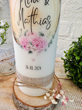 Lade das Bild in den Galerie-Viewer, Hochzeitskerze &quot;Kira&quot; Waldhochzeit | Baumstamm | Blumen  | Rosen | Herz | rosa - personalisiert
