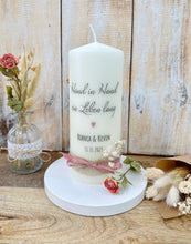 Lade das Bild in den Galerie-Viewer, Hochzeitskerze &quot;Romy&quot; *Hand in Hand ein Leben lang&quot; Spruch* - personalisiert
