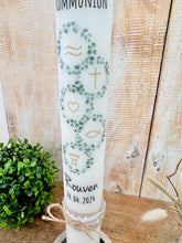 Charger l&#39;image dans la galerie, Kommunionkerze &quot;Rene Spitze&quot; Eukalyptus christliche Symbole - personalisiert
