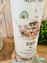 Load image into Gallery viewer, Taufkerze Arche Noah “Albert“ | Boot | Kreuz| Spruch “Die Liebe hört... “ - personalisiert
