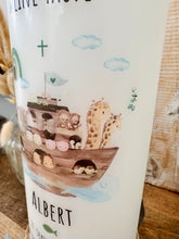 Load image into Gallery viewer, Taufkerze Arche Noah “Albert“ | Boot | Kreuz| Spruch “Die Liebe hört... “ - personalisiert
