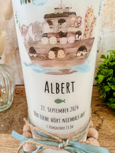 Load image into Gallery viewer, Taufkerze Arche Noah “Albert“ | Boot | Kreuz| Spruch “Die Liebe hört... “ - personalisiert
