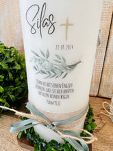 Lade das Bild in den Galerie-Viewer, Taufkerze / Konfirmationskerze &quot;Silas&quot; Eukalyptus Zweige mit Spruch - personalisiert
