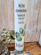 Lade das Bild in den Galerie-Viewer, Kommunionkerze &quot; Kommt her und esst- Eukalyptus Merlin&quot; - personalisiert
