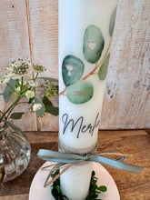 Lade das Bild in den Galerie-Viewer, Kommunionkerze &quot; Kommt her und esst- Eukalyptus Merlin&quot; - personalisiert
