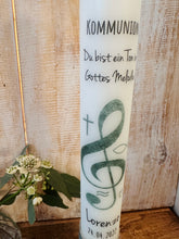 Lade das Bild in den Galerie-Viewer, Kommunionkerze &quot;Ton Gottes Melodie-Lorenzo&quot; - personalisiert

