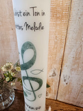Lade das Bild in den Galerie-Viewer, Kommunionkerze &quot;Ton Gottes Melodie-Lorenzo&quot; - personalisiert
