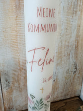 Lade das Bild in den Galerie-Viewer, Kommunionkerze &quot;Feline&quot; Blumen - personalisiert
