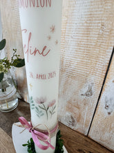 Lade das Bild in den Galerie-Viewer, Kommunionkerze &quot;Feline&quot; Blumen - personalisiert
