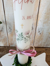 Lade das Bild in den Galerie-Viewer, Kommunionkerze &quot;Feline&quot; Blumen - personalisiert
