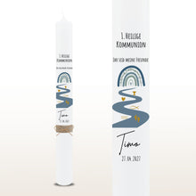 Lade das Bild in den Galerie-Viewer, Kommunionkerze &quot;Timo &quot; Eukalyptus Regenbogen - personalisiert
