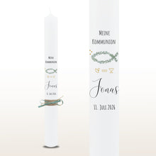 Lade das Bild in den Galerie-Viewer, Kommunionkerze &quot;Jonas&quot; Eukalyptusfisch - personalisiert
