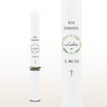 Lade das Bild in den Galerie-Viewer, Kommunionkerze &quot;Lukas&quot; Blätterherzenkranz - personalisiert
