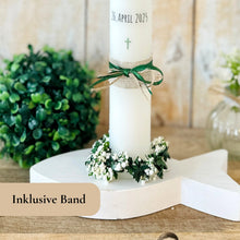 Lade das Bild in den Galerie-Viewer, Kommunionkerze &quot;Lukas&quot; Blätterherzenkranz - personalisiert
