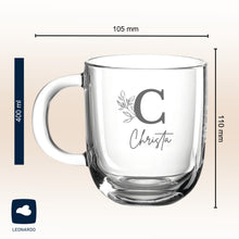 Lade das Bild in den Galerie-Viewer, Glastasse mit Gravur Monogramm – Ansicht 2
