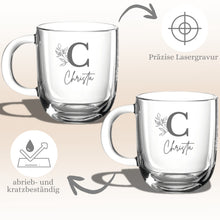 Lade das Bild in den Galerie-Viewer, Glastasse mit Gravur Monogramm – Ansicht 3
