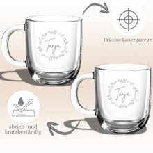 Lade das Bild in den Galerie-Viewer, Glastasse mit Gravur – Ansicht 3
