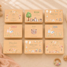 Load image into Gallery viewer, Erinnerungsbox Baby mit Deckel Motiv Blumenkranz personalisiert – Ansicht 7
