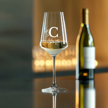 Load image into Gallery viewer, Weißweinglas mit Holzkiste mit Gravur Monogramm – Ansicht 6
