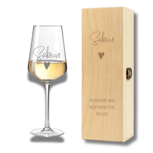 Charger l'image dans la galerie, Weißweinglas mit Holzkiste mit Gravur Herz klassisch, personalisiert mit Namen und Wunschtext
