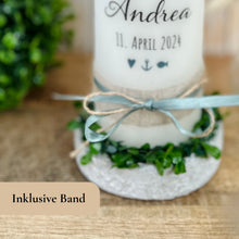 Lade das Bild in den Galerie-Viewer, Taufkerze Eukalyptus Regenbogen dunkelblau – Ansicht 5
