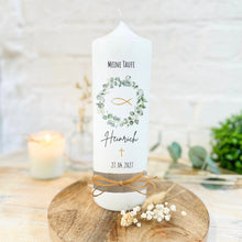 Lade das Bild in den Galerie-Viewer, Taufkerze &quot;Heinrich&quot; Eukalyptuskranz - personalisiert
