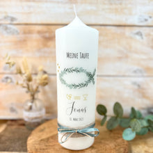 Lade das Bild in den Galerie-Viewer, Taufkerze &quot;Jonas&quot; Eukalyptusfisch - personalisiert
