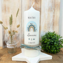 Lade das Bild in den Galerie-Viewer, Taufkerze &quot;Laurenz&quot; Sterne Regenbogen - personalisiert
