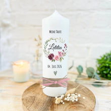 Charger l'image dans la galerie, Taufkerze "Letitia" Blumen - personalisiert
