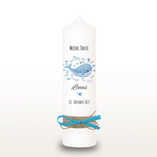 Lade das Bild in den Galerie-Viewer, Taufkerze &quot;Linus&quot; Wal hell blau mit christlichen Symbolen - personalisiert
