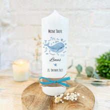 Charger l'image dans la galerie, Taufkerze "Linus" Wal hell blau mit christlichen Symbolen - personalisiert
