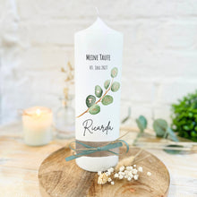 Lade das Bild in den Galerie-Viewer, Taufkerze "Ricarda" Eukalyptusfisch Spruch - personalisiert
