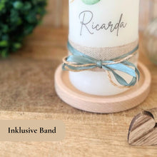 Lade das Bild in den Galerie-Viewer, Taufkerze &quot;Ricarda&quot; Eukalyptusfisch Spruch - personalisiert
