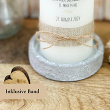 Lade das Bild in den Galerie-Viewer, Taufkerze &quot;Vera&quot; Eukalyptuskranz - personalisiert
